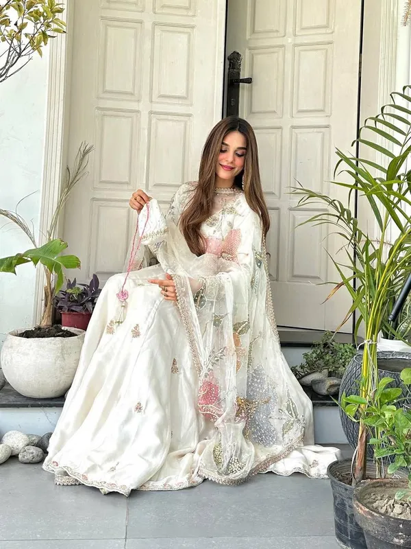 Off_White_Chinon_Embroidery_Lace_Work_Gown