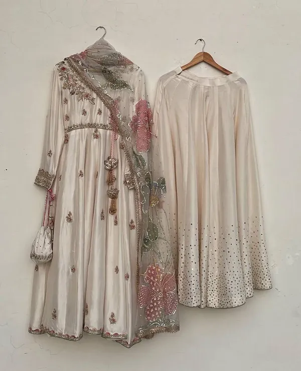 Off_White_Chinon_Embroidery_Lace_Work_Gown
