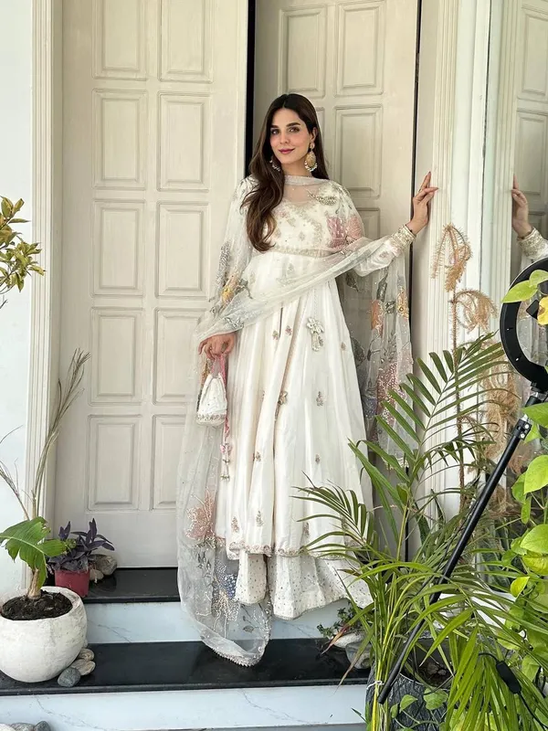 Off_White_Chinon_Embroidery_Lace_Work_Gown