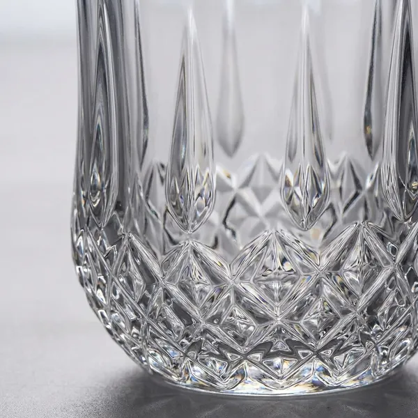 Crystal_Cut_Glass_Tumbler_With_Diamond_Pattern_Base