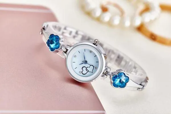 Silver_Quartz_Round_Shape_Watch_For_Girls
