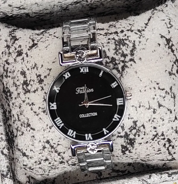 Silver_Quartz_Round_Shape_Watch_For_Women