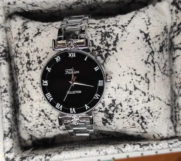 Silver_Quartz_Round_Shape_Watch_For_Women