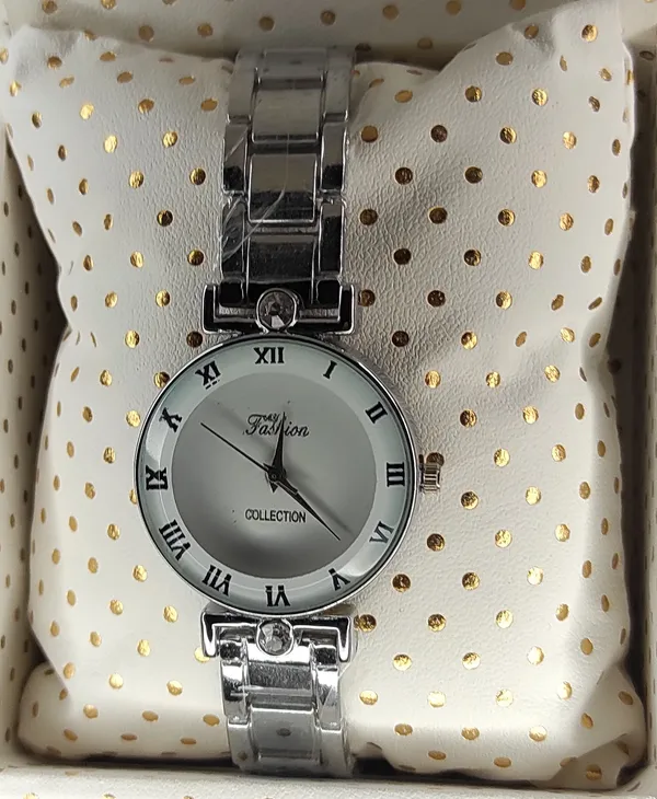 Silver_Quartz_Round_Shape_Watch_For_Women
