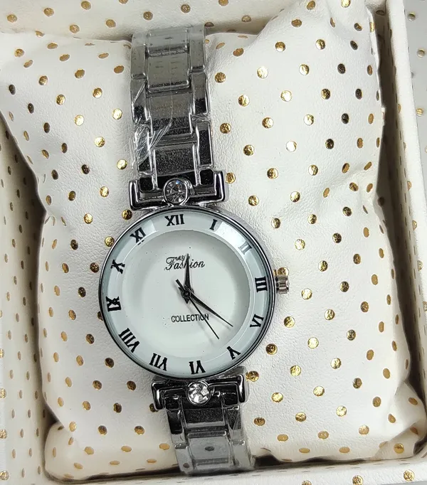 Silver_Quartz_Round_Shape_Watch_For_Women