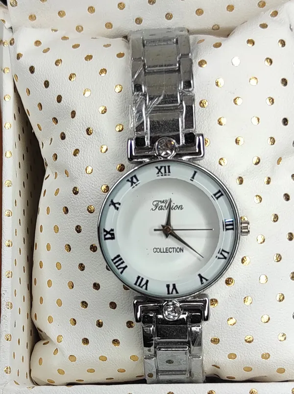 Silver_Quartz_Round_Shape_Watch_For_Women