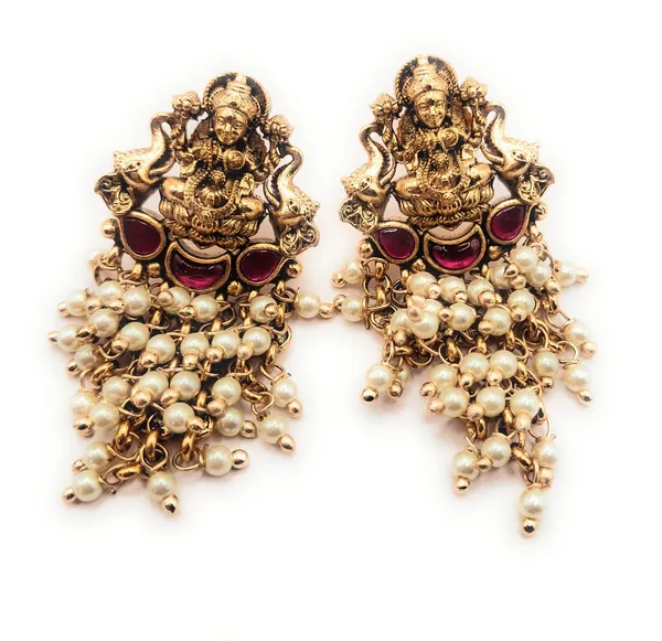Pearl_And_Gold_Alloy_And_Gold_Plated_Premium_Chandbali_Earrings_For_Women