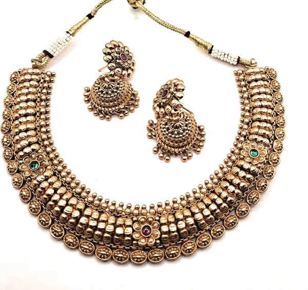 Gold_Alloy_And_Gold_Plated_Premium_Choker_Set_For_Women