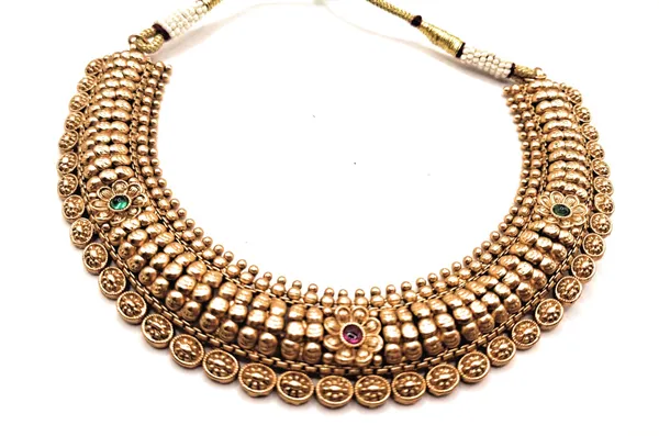 Gold_Alloy_And_Gold_Plated_Premium_Choker_Set_For_Women