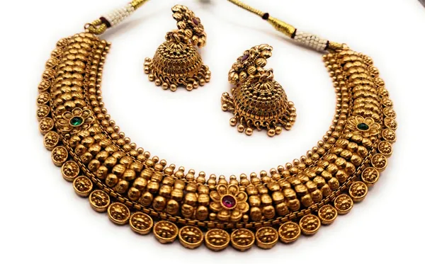 Gold_Alloy_And_Gold_Plated_Premium_Choker_Set_For_Women