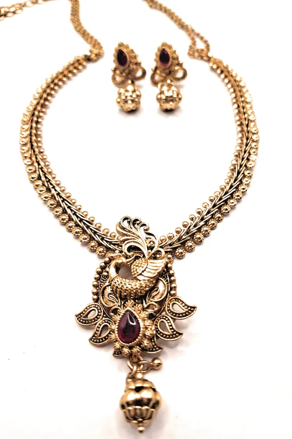 Gold_Alloy_And_Gold_Plated_Premium_Pendant_Set_For_Women
