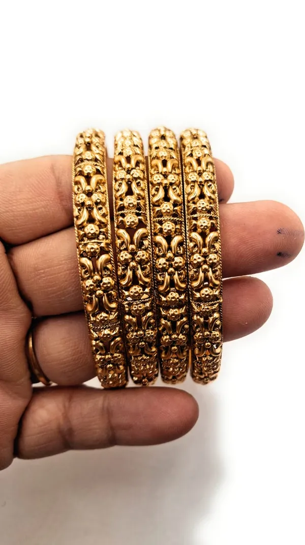 Gold_Polished_Alloy_And_Gold_Plated_Premium_Bangles_For_Women