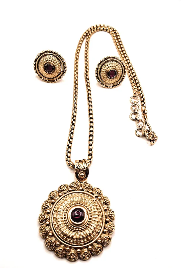 Gold_Polished_Alloy_And_Gold_Plated_Premium_Pendant_Set_For_Women