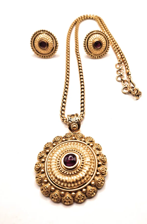 Gold_Polished_Alloy_And_Gold_Plated_Premium_Pendant_Set_For_Women