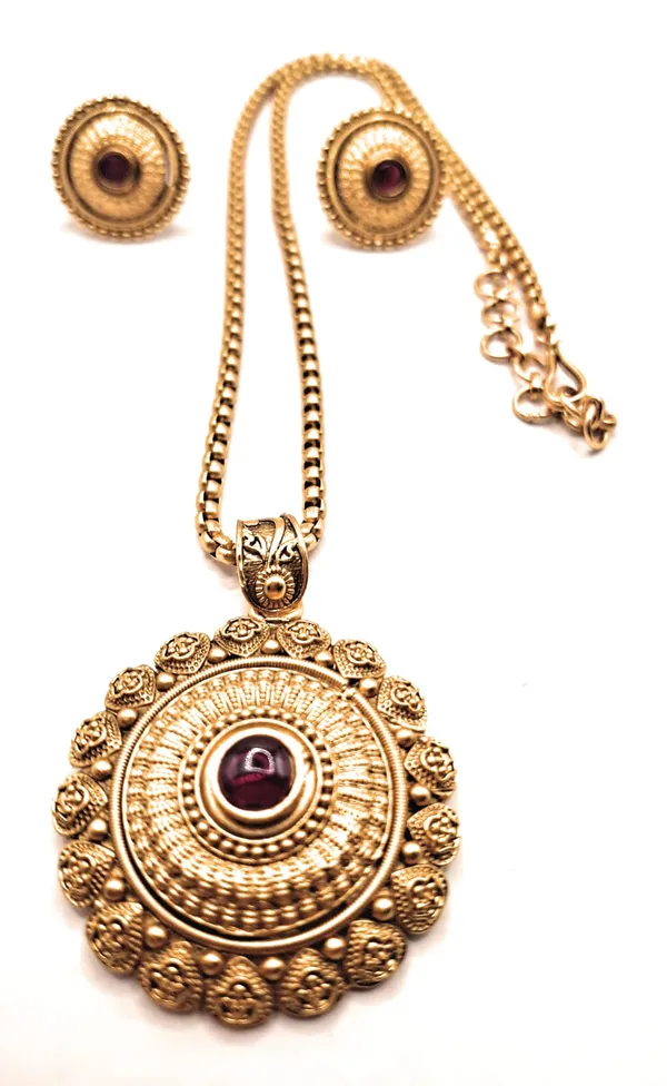 Gold_Polished_Alloy_And_Gold_Plated_Premium_Pendant_Set_For_Women