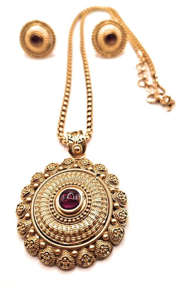 Gold_Polished_Alloy_And_Gold_Plated_Premium_Pendant_Set_For_Women