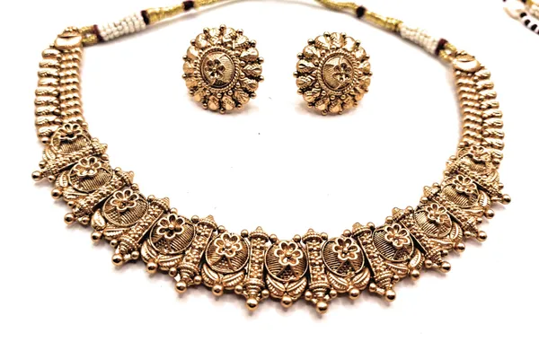 Gold_Alloy_And_Gold_Plated_Premium_Jewellery_Set_For_Women