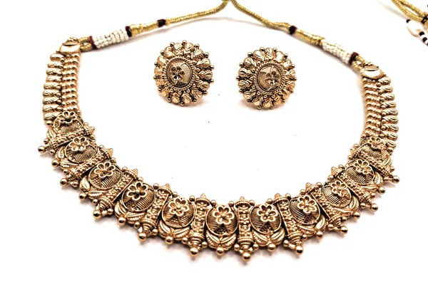Gold_Alloy_And_Gold_Plated_Premium_Jewellery_Set_For_Women