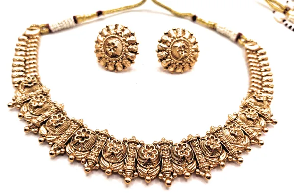 Gold_Alloy_And_Gold_Plated_Premium_Jewellery_Set_For_Women