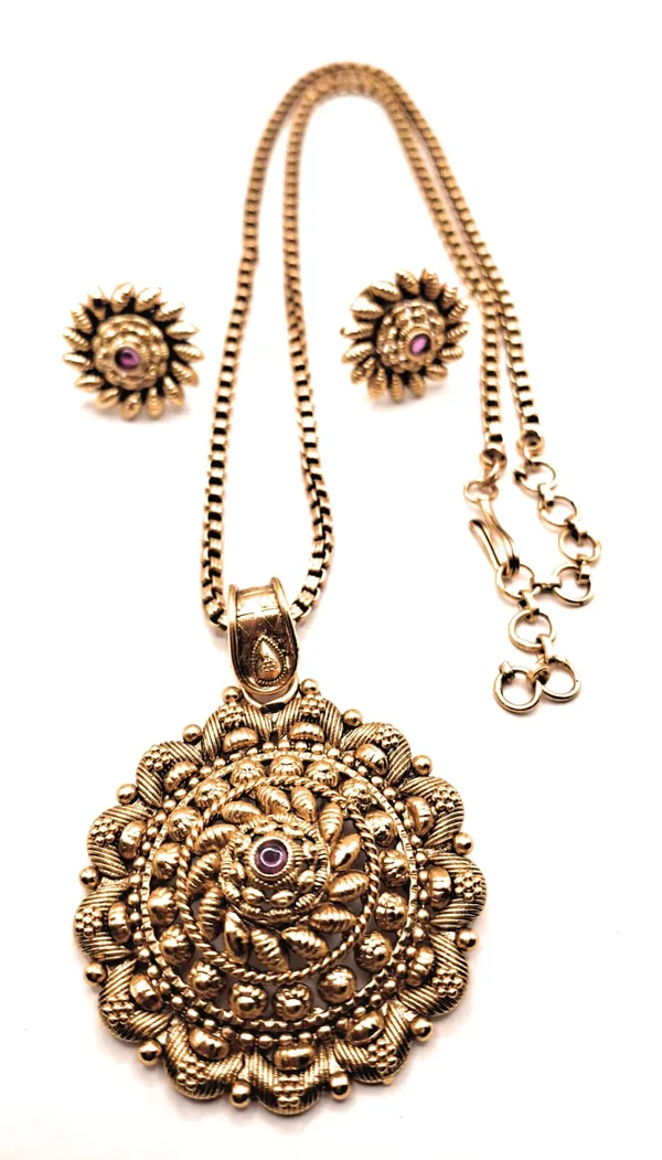 Gold_Alloy_And_Gold_Plated_Premium_Pendant_Set_For_Women