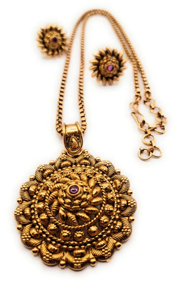 Gold_Alloy_And_Gold_Plated_Premium_Pendant_Set_For_Women