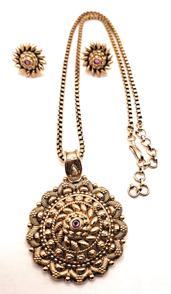 Gold_Alloy_And_Gold_Plated_Premium_Pendant_Set_For_Women