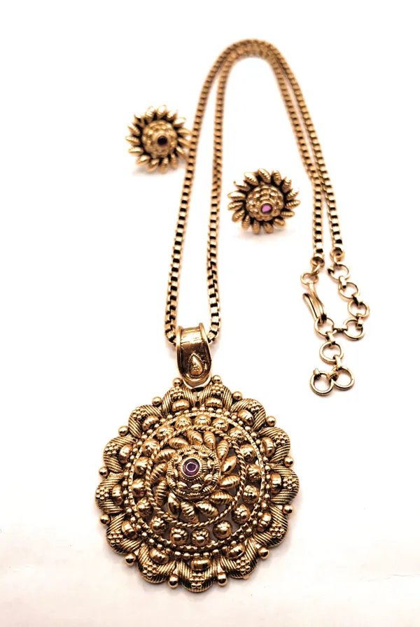 Gold_Alloy_And_Gold_Plated_Premium_Pendant_Set_For_Women