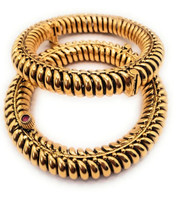 Gold_Polished_Alloy_And_Gold_Plated_Premium_Tode_For_Women