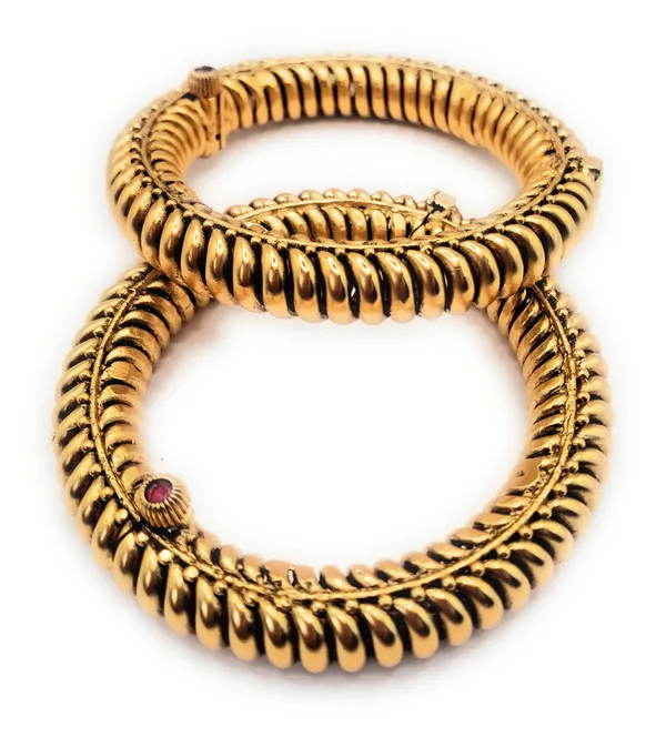 Gold_Polished_Alloy_And_Gold_Plated_Premium_Tode_For_Women