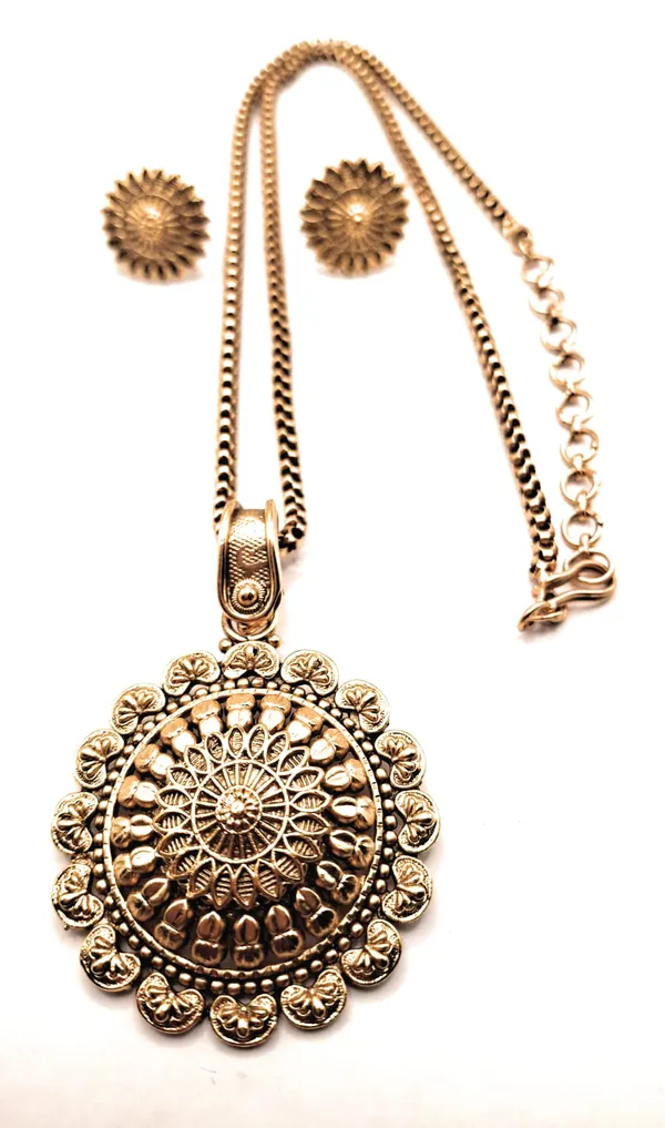 Gold_Polished_Alloy_And_Gold_Plated_And_Antique_Finish_Premium_Pendant_Set_For_Women
