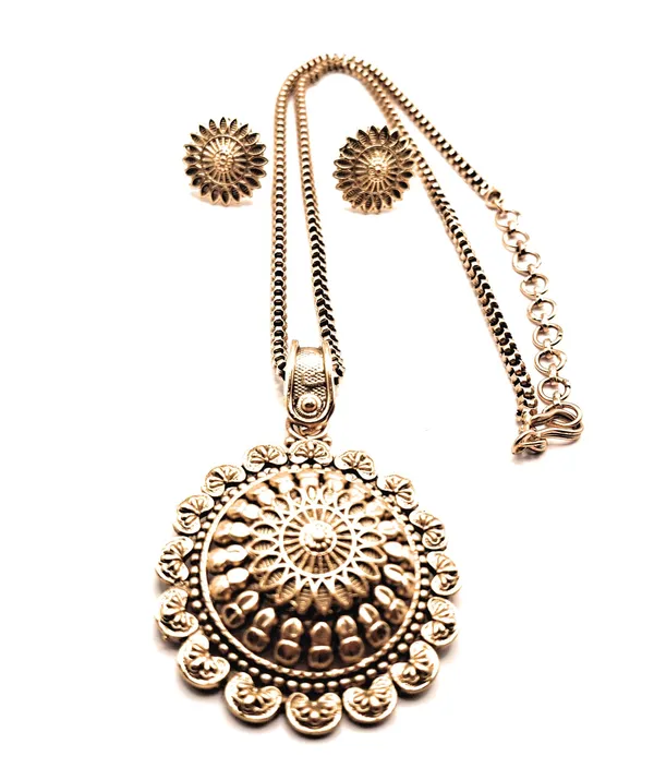 Gold_Polished_Alloy_And_Gold_Plated_And_Antique_Finish_Premium_Pendant_Set_For_Women
