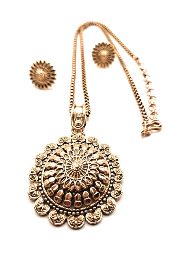 Gold_Polished_Alloy_And_Gold_Plated_And_Antique_Finish_Premium_Pendant_Set_For_Women