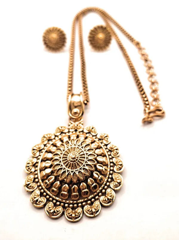 Gold_Polished_Alloy_And_Gold_Plated_And_Antique_Finish_Premium_Pendant_Set_For_Women