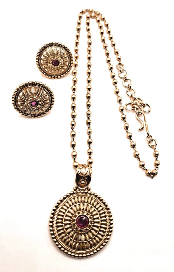 Gold_Polished_Alloy_And_Gold_Plated_Premium_Pendant_Set_For_Women