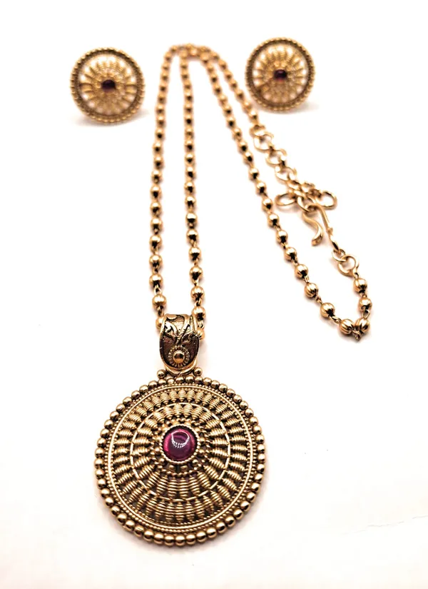 Gold_Polished_Alloy_And_Gold_Plated_Premium_Pendant_Set_For_Women
