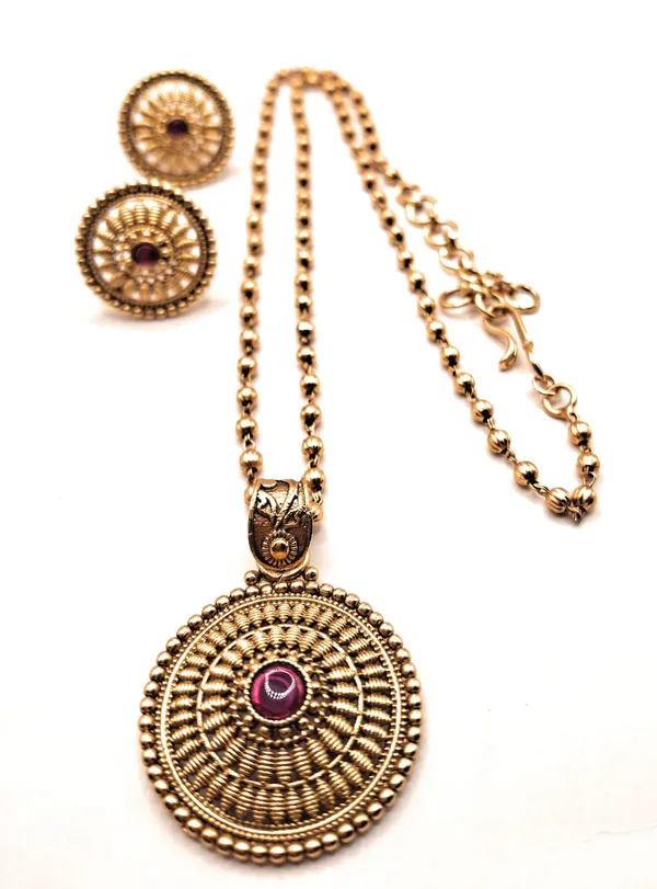 Gold_Polished_Alloy_And_Gold_Plated_Premium_Pendant_Set_For_Women