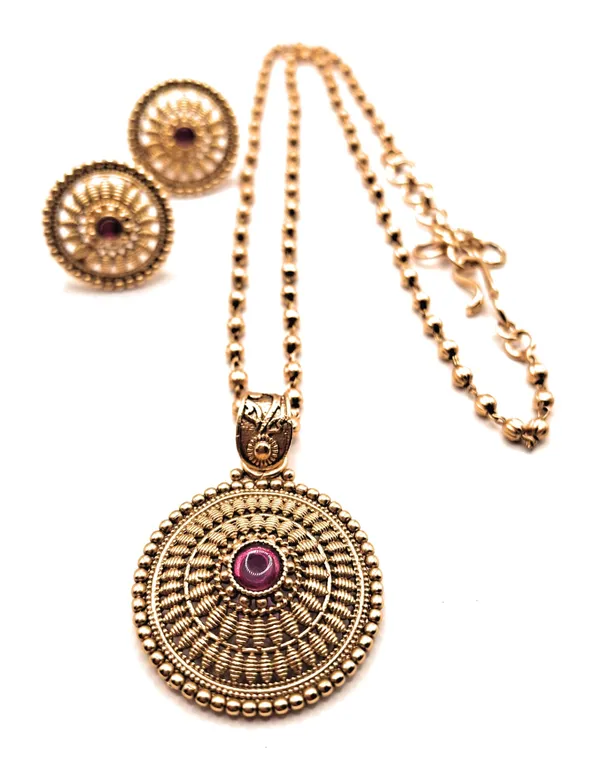 Gold_Polished_Alloy_And_Gold_Plated_Premium_Pendant_Set_For_Women