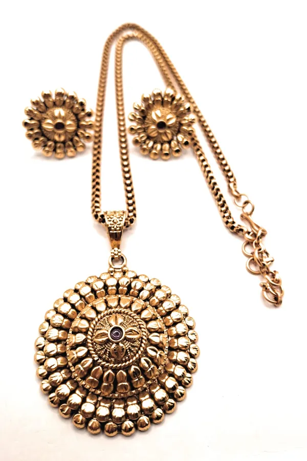 Gold_Polished_Alloy_And_Gold_Plated_Premium_Pendant_Set_For_Women
