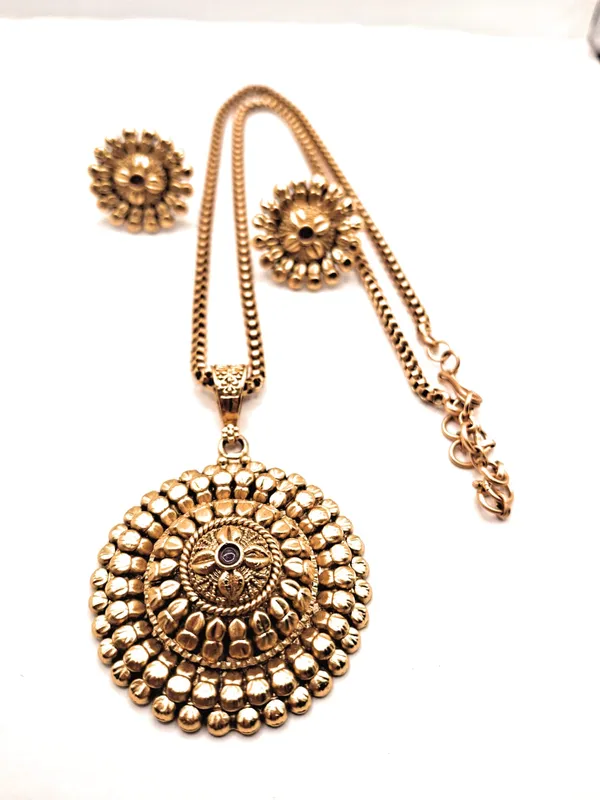 Gold_Polished_Alloy_And_Gold_Plated_Premium_Pendant_Set_For_Women