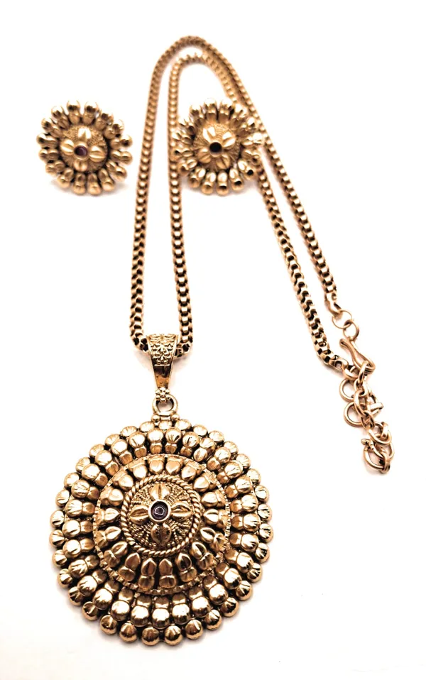 Gold_Polished_Alloy_And_Gold_Plated_Premium_Pendant_Set_For_Women