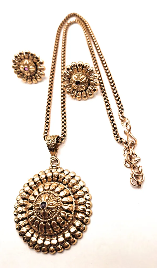 Gold_Polished_Alloy_And_Gold_Plated_Premium_Pendant_Set_For_Women