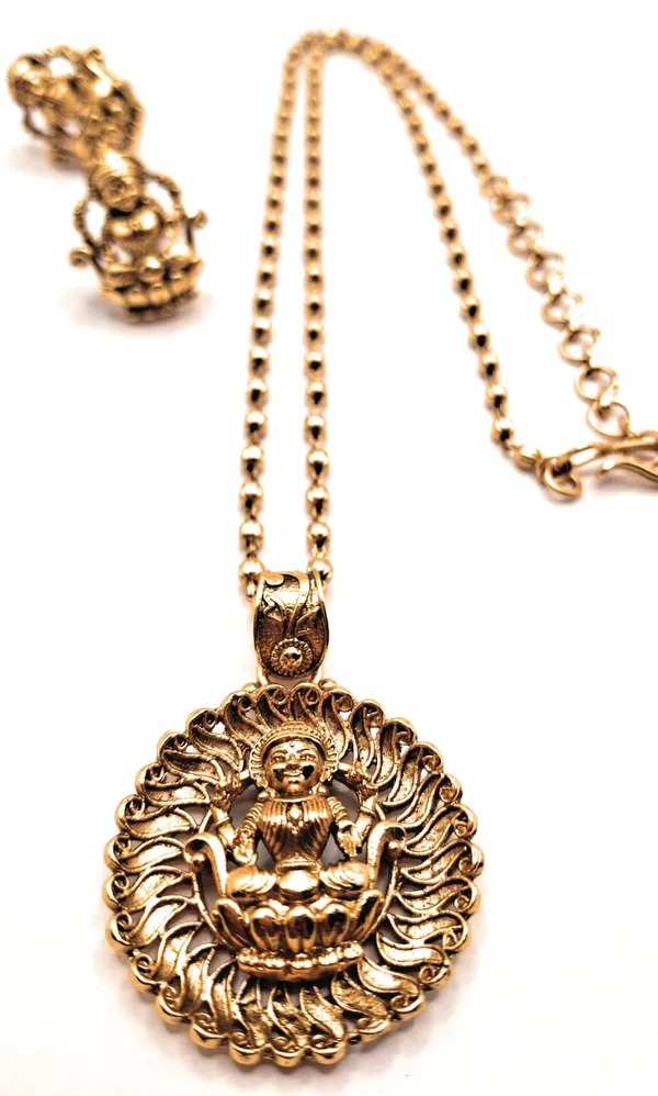 Gold_Polished_Alloy_And_Gold_Plated_And_Temple_Design_Premium_Pendant_Set_For_Women