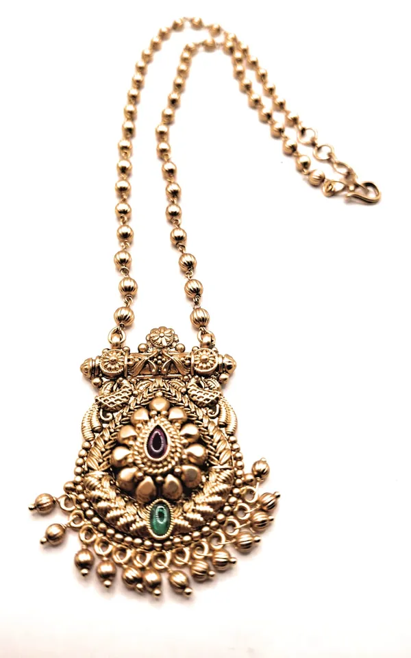 Gold_Alloy_And_Gold_Plated_Premium_Pendant_Set_For_Women