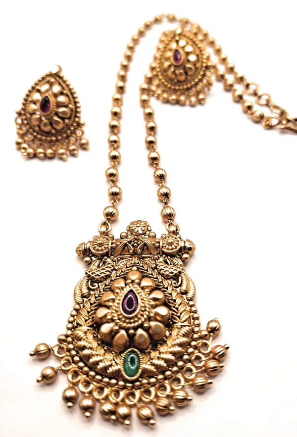 Gold_Alloy_And_Gold_Plated_Premium_Pendant_Set_For_Women