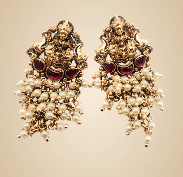 Pearl_And_Gold_Alloy_And_Gold_Plated_Premium_Chandbali_Earrings_For_Women