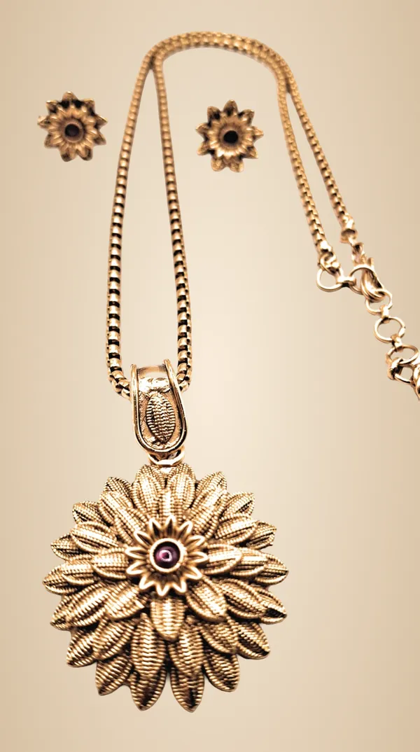 Gold_Alloy_And_Gold_Plated_Premium_Pendant_Set_For_Women