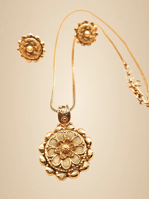 Gold_Polished_Alloy_And_Gold_Plated_Premium_Pendant_Set_For_Women