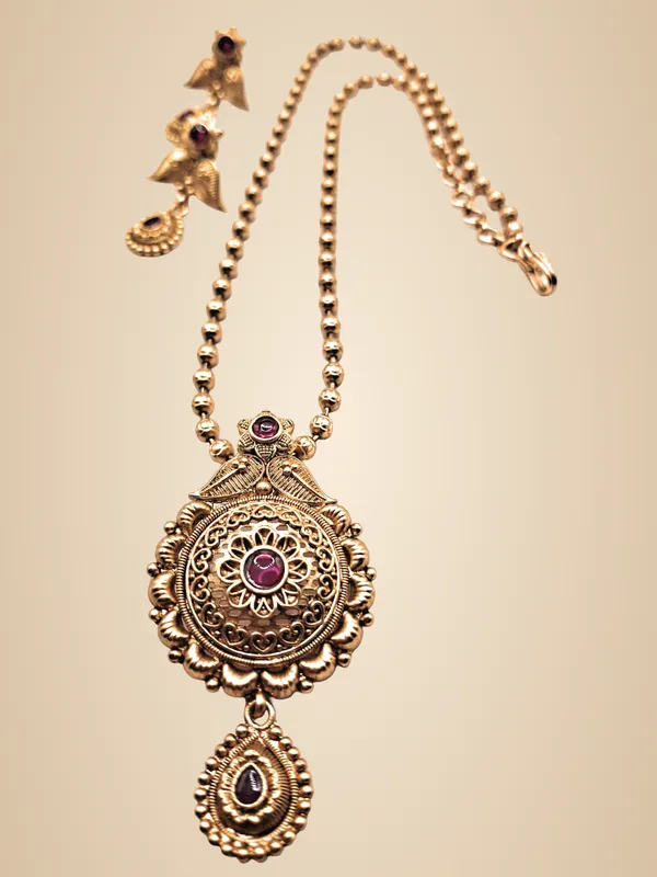 Gold_Alloy_And_Gold_Plated_Premium_Pendant_Set_For_Women