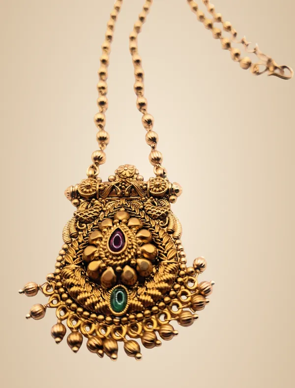 Gold_Alloy_And_Gold_Plated_Premium_Pendant_Set_For_Women