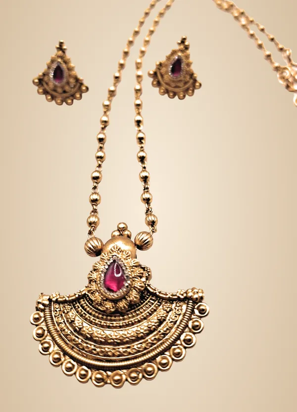Gold_And_Red_Alloy_And_Gold_Plated_Premium_Pendant_For_Women